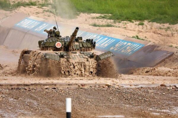 Соревнования с боевой стрельбой: на Черчике стартовал танковый биатлон - Sputnik Узбекистан