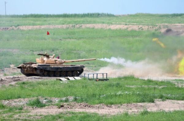 Соревнования с боевой стрельбой: на Черчике стартовал танковый биатлон - Sputnik Узбекистан