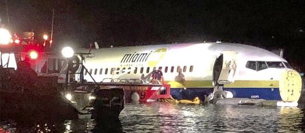 Пассажирский Boeing 737 съехал в реку после посадки во Флориде Пассажирский Boeing 737 съехал в реку после посадки во Флориде - Sputnik Ўзбекистон