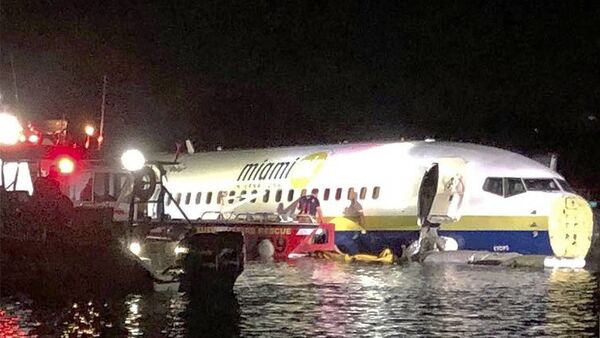Passajirskiy Boeing 737 syexal v reku posle posadki vo Floride - Sputnik O‘zbekiston