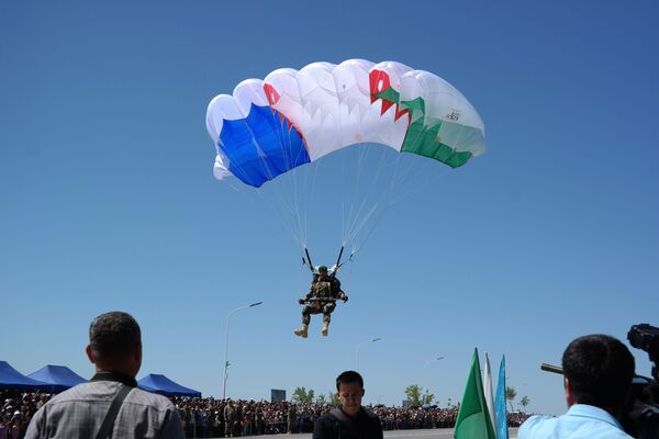 Для гостей мероприятия также были продемонстрированы прыжки десантников с вертолета МИ-8. - Sputnik Ўзбекистон