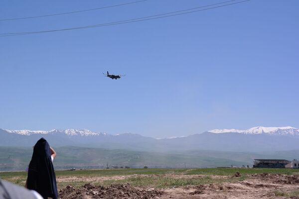 Танковый биатлон в Чирчикском полигоне, общая протяженность маршрута 4200 метров. - Sputnik Узбекистан
