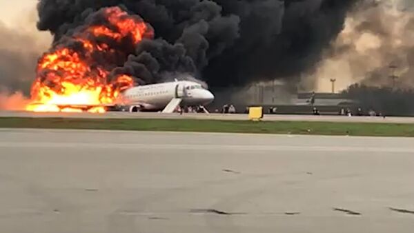 В Шереметьево загорелся пассажирский самолет. Съемка очевидца - Sputnik Узбекистан
