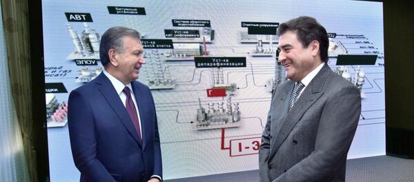 Шавкат Мирзиёев посетил Ферганский нефтеперерабатывающий завод Шавкат Мирзиёев посетил Ферганский нефтеперерабатывающий завод - Sputnik Ўзбекистон