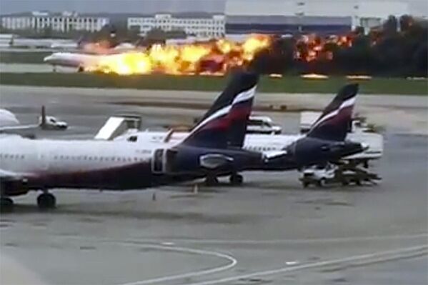Самолет авиакомпании Аэрофлот Superjet-100, вернувшийся во время рейса Москва - Мурманск в аэропорт Шереметьево из-за возгорания на борту  - Sputnik Узбекистан