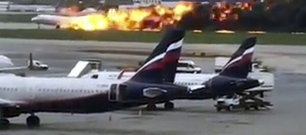 Самолет авиакомпании Аэрофлот Superjet 100, вернувшийся во время рейса Москва - Мурманск в аэропорт Шереметьево из-за возгорания на борту  - Sputnik Узбекистан