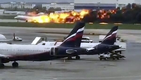 Самолет авиакомпании Аэрофлот Superjet 100, вернувшийся во время рейса Москва - Мурманск в аэропорт Шереметьево из-за возгорания на борту  - Sputnik Узбекистан