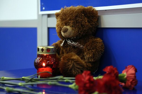 Цветы, свечи и игрушки в аэропорту Мурманска в память о жертвах возгорания на борту самолета авиакомпании Аэрофлот Superjet-100 - Sputnik Узбекистан
