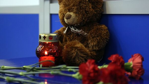 Цветы, свечи и игрушки в аэропорту Мурманска в память о жертвах возгорания на борту самолета авиакомпании Аэрофлот Superjet 100 - Sputnik Узбекистан