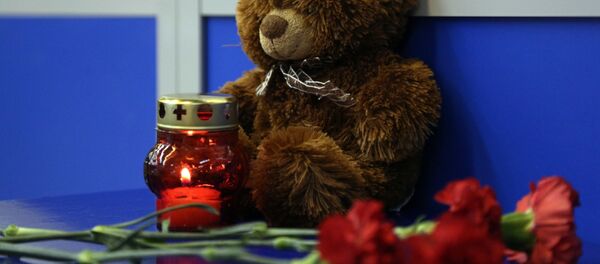 Цветы, свечи и игрушки в аэропорту Мурманска в память о жертвах возгорания на борту самолета авиакомпании Аэрофлот Superjet 100 - Sputnik Узбекистан