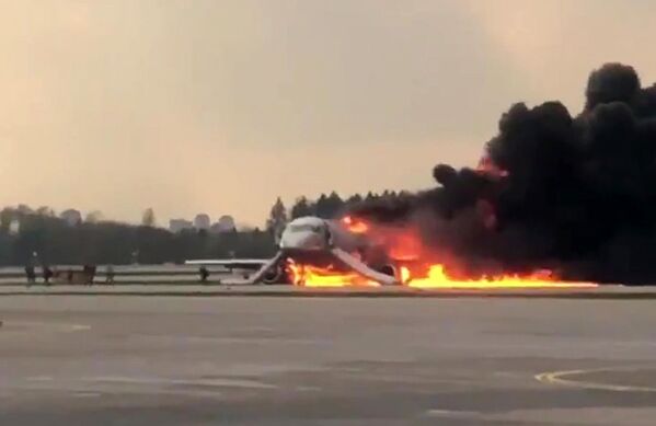 Самолет авиакомпании Аэрофлот Superjet-100, вернувшийся во время рейса Москва - Мурманск в аэропорт Шереметьево из-за возгорания на борту - Sputnik Узбекистан