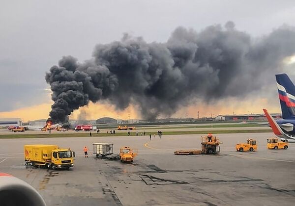 Самолет авиакомпании Аэрофлот Superjet-100, вернувшийся во время рейса Москва - Мурманск в аэропорт Шереметьево из-за возгорания на борту - Sputnik Узбекистан