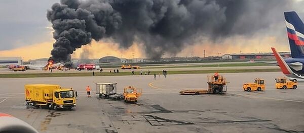 Samolet aviakompanii Aeroflot Superjet 100, vernuvshiysya vo vremya reysa Moskva - Murmansk v aeroport Sheremetyevo iz-za vozgoraniya na bortu - Sputnik O‘zbekiston