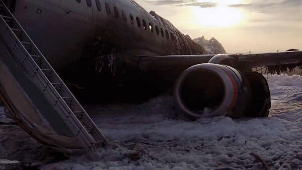 Самолет авиакомпании Аэрофлот Superjet 100, вернувшийся во время рейса Москва - Мурманск в аэропорт Шереметьево из-за возгорания на борту - Sputnik Узбекистан