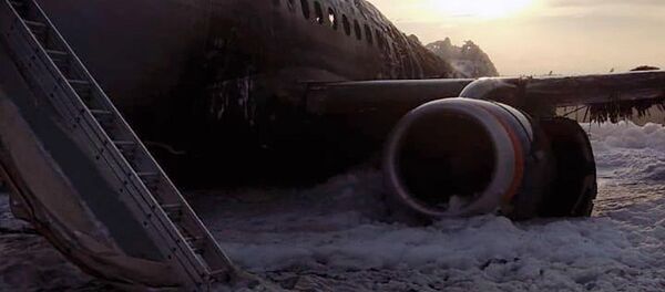 Самолет авиакомпании Аэрофлот Superjet 100, вернувшийся во время рейса Москва - Мурманск в аэропорт Шереметьево из-за возгорания на борту Самолет авиакомпании Аэрофлот Superjet 100, вернувшийся во время рейса Москва - Мурманск в аэропорт Шереметьево из-за возгорания на борту - Sputnik Узбекистан