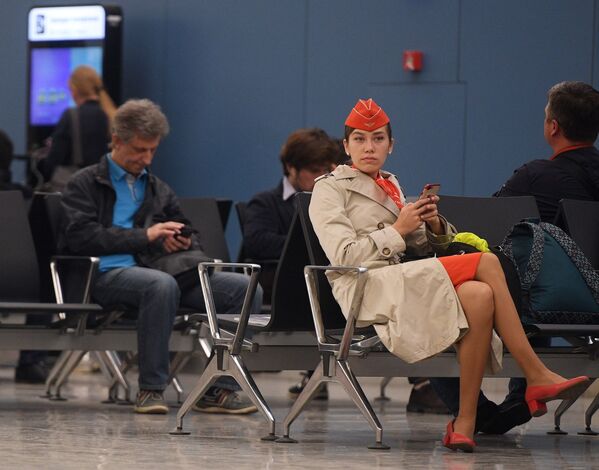 Пассажиры и члены экипажей в зале ожидания аэропорта Шереметьево - Sputnik Узбекистан