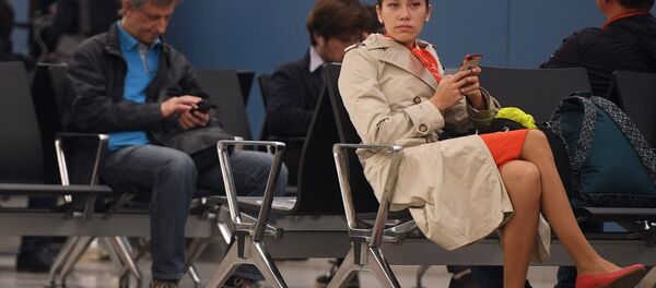 Пассажиры и члены экипажей в зале ожидания аэропорта Шереметьево - Sputnik Ўзбекистон