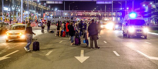 Пассажиры у аэропорта Шереметьево Пассажиры у аэропорта Шереметьево - Sputnik Ўзбекистон