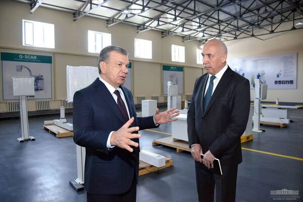 Шелк и медицина: Мирзиёев посетил предприятия в Фергане - Sputnik Узбекистан