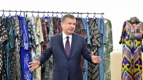 Шелк и медицина: Мирзиёев посетил предприятия в Фергане - Sputnik Узбекистан