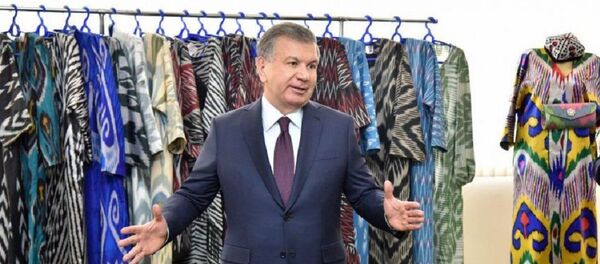 Шелк и медицина: Мирзиёев посетил предприятия в Фергане - Sputnik Узбекистан