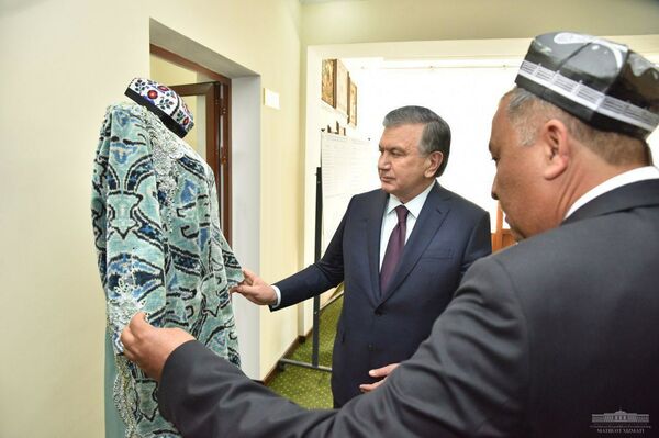 Шелк и медицина: Мирзиёев посетил предприятия в Фергане - Sputnik Узбекистан