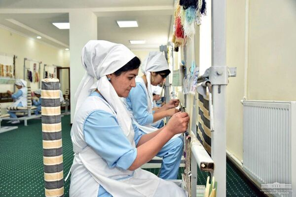 Шелк и медицина: Мирзиёев посетил предприятия в Фергане - Sputnik Узбекистан