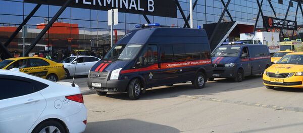 Автомобиль Следственного комитета РФ возле аэропорта Шереметьево. Самолет компании Аэрофлот Sukhoi Superjet-100 с бортовым номером RA-89098, следовавший рейсом Москва - Мурманск, был вынужден вернуться в аэропорт из-за возгорания на борту. - Sputnik Узбекистан