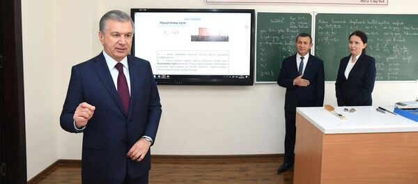 Шавкат Мирзиёев посетил школу Темурбеклар мактаби в Фергане Шавкат Мирзиёев посетил школу Темурбеклар мактаби в Фергане - Sputnik Ўзбекистон