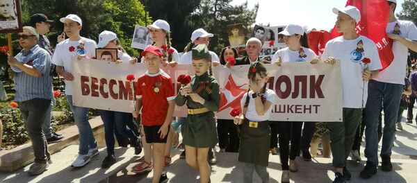 Патриотическая акция Бессмертный полк в Ташкенте на территории комплекса Братские могилы Патриотическая акция Бессмертный полк в Ташкенте на территории комплекса Братские могилы - Sputnik Ўзбекистон