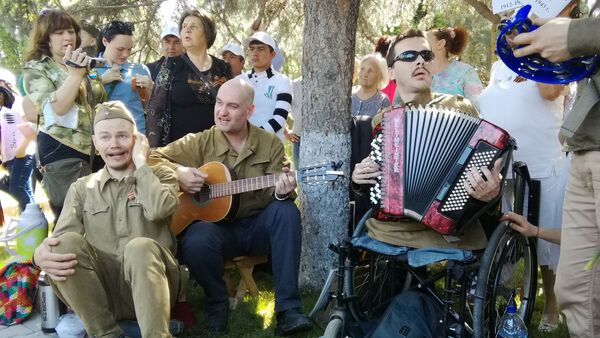 Народная акция: тысячи ташкентцев прошлись в строю Бессмертного полка - Sputnik Узбекистан