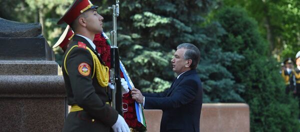 Шавкат Мирзиёев отдал дань уважения памяти предков Шавкат Мирзиёев отдал дань уважения памяти предков - Sputnik Ўзбекистон