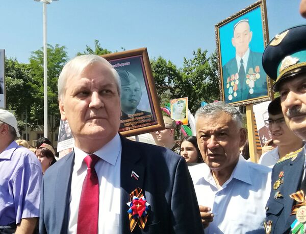 Глава Россотрудничества Виктор Шулика в строю Бессмертного полка в Ташкенте - Sputnik Узбекистан