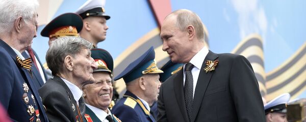 Президент РФ В. Путин и премьер-министр РФ Д. Медведев на военном параде в честь 74-й годовщины Победы в ВОВ - Sputnik Узбекистан