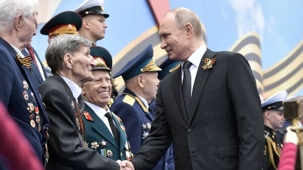 Президент РФ В. Путин и премьер-министр РФ Д. Медведев на военном параде в честь 74-й годовщины Победы в ВОВ - Sputnik Узбекистан