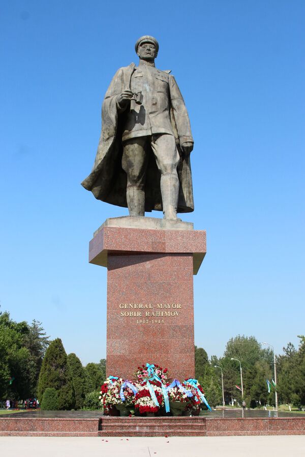 Вечная слава герою: в Ташкенте почтили память генерала Сабира Рахимова - Sputnik Узбекистан