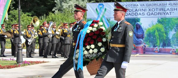 Возложение цветов к памятнику генерала Собира Рахимова - Sputnik Узбекистан