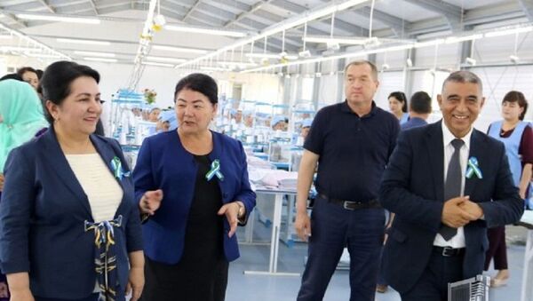 Рядом с домом: швейные предприятия предоставят женщинам рабочие места - Sputnik Узбекистан