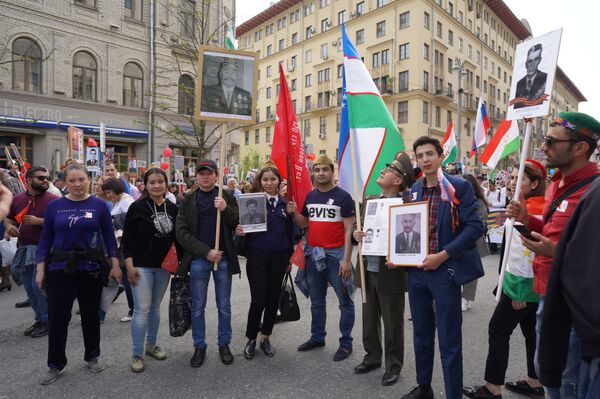 Владимир Путин возглавил шествие Бессмертного полка в Москве Владимир Путин возглавил шествие Бессмертного полка в Москве - Sputnik Узбекистан