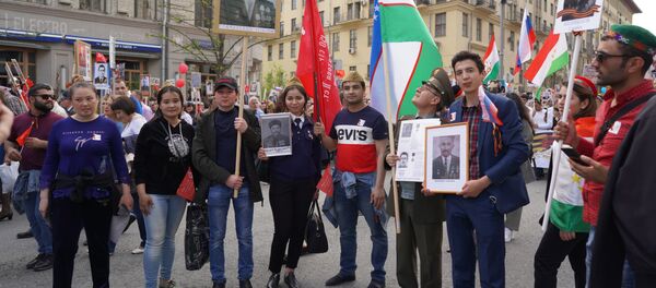 Гости из Узбекистана во время акции Бессмертный полк в Москве - Sputnik Узбекистан