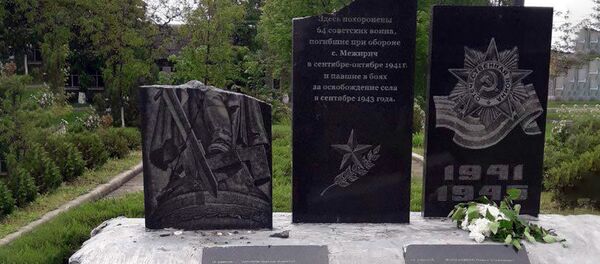 Поврежденный памятник воинам Второй мировой войны селе Междуречье Павлоградского района Поврежденный памятник воинам Второй мировой войны селе Междуречье Павлоградского района - Sputnik Узбекистан