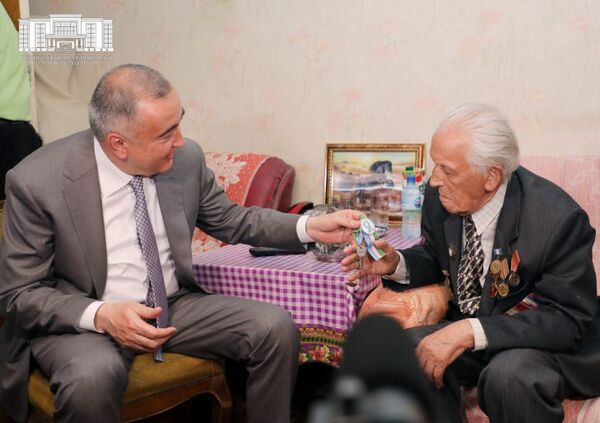 Артист цирка Зарипов получил новую квартиру от хокима Ташкента - Sputnik Узбекистан