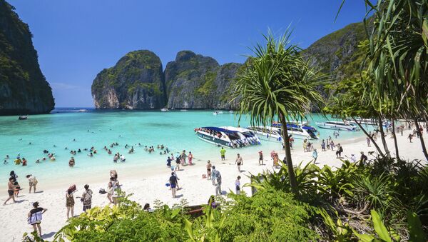 Туристы на пляже Maya bay на островах Пхи-Пхи в Таиланде  - Sputnik Ўзбекистон
