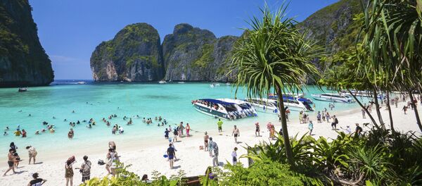 Туристы на пляже Maya bay на островах Пхи-Пхи в Таиланде  - Sputnik Узбекистан