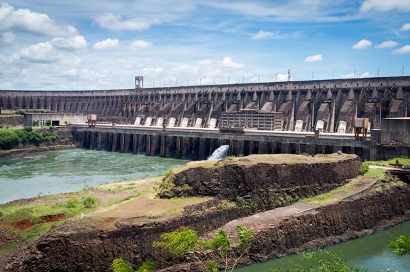 Гидроэлектростанция Итайпу на реке Паране на границе между Парагваем и Бразилией - Sputnik Узбекистан