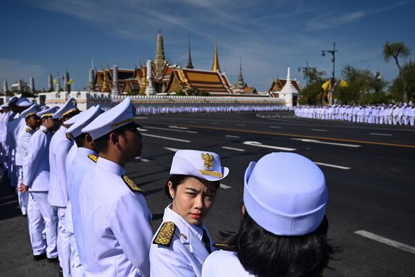 Служащие в ожидании прибытия короля Таиланда Маха Вачиралонгкорн на его коронацию в Бангкоке - Sputnik Узбекистан