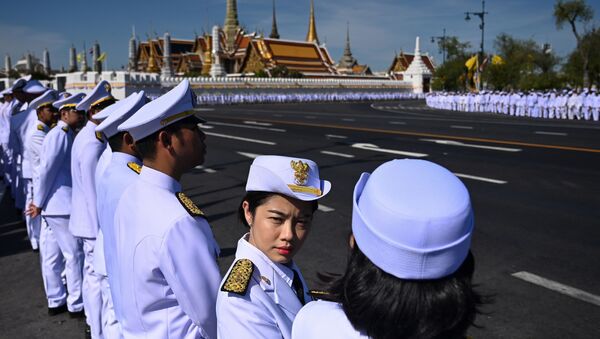 Slujashie v ojidanii pribitiya korolya Tailanda Maxa Vachiralongkorn na yego koronatsiyu v Bangkoke - Sputnik O‘zbekiston