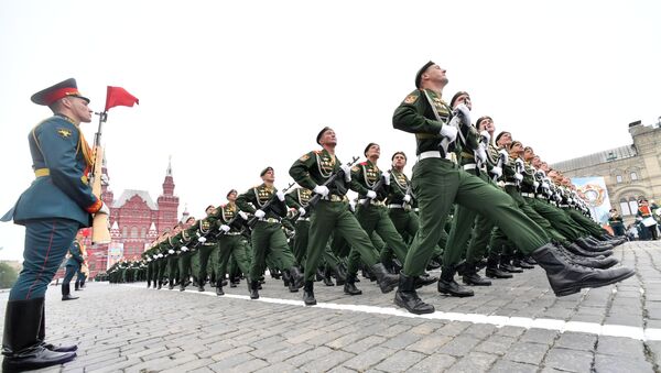 Военнослужащих парадных расчетов на военном параде, посвященном 74-й годовщине Победы в Великой Отечественной войне - Sputnik Ўзбекистон