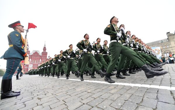 Военнослужащих парадных расчетов на военном параде, посвященном 74-й годовщине Победы в Великой Отечественной войне - Sputnik Узбекистан