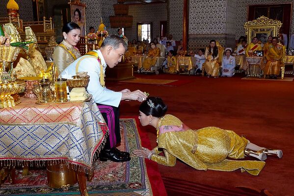 Король Таиланда Маха Вачиралонгкорн совершает миропомазание своей дочери принцессы Сириваннавари Нариратаны на своей коронацию в Бангкоке  - Sputnik Узбекистан